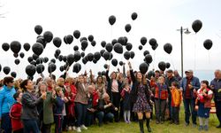 Depremde hayatını kaybedenler anısına siyah balon uçurdular