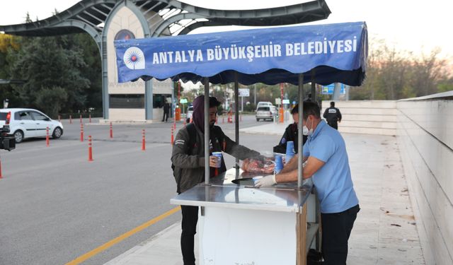 Büyükşehir’den üniversite öğrencilerine sıcak çorba