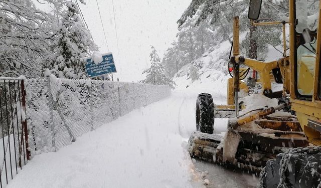 Antalya’da yoğun kar mücadelesi