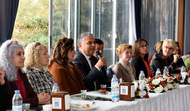 Konyaaltı Varyantı’nda mor şemsiyenin altında