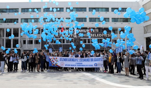 Otizme farkındalık için mavi balon uçurdular