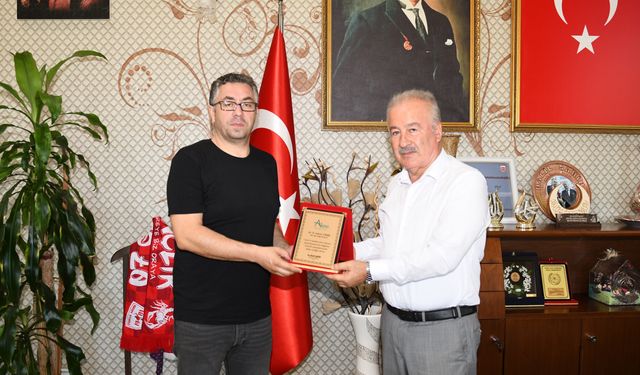 Başkan Şahin’den sağlıkçılara plaket