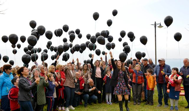 Depremde hayatını kaybedenler anısına siyah balon uçurdular