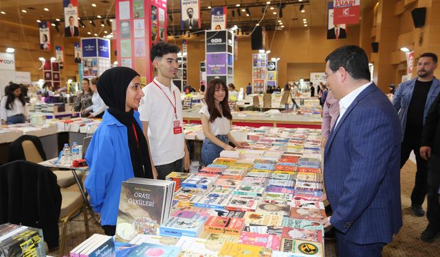 Tütüncü, kitap fuarı’nda