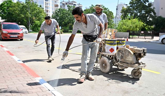 Muratpaşa’nın yol çizgileri yenileniyor