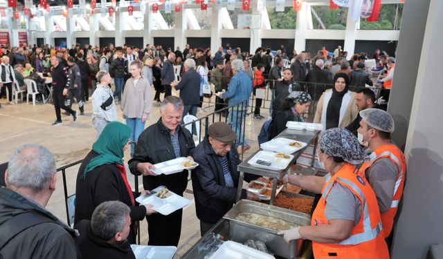 Büyükşehir Belediyesi iftar sofrası kurdu