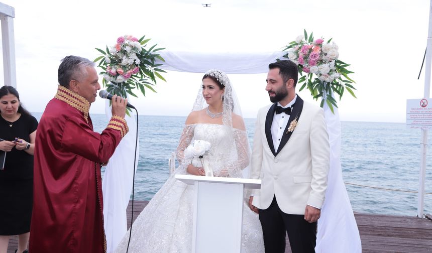 Ayşe ile Akif’in mutlu günü